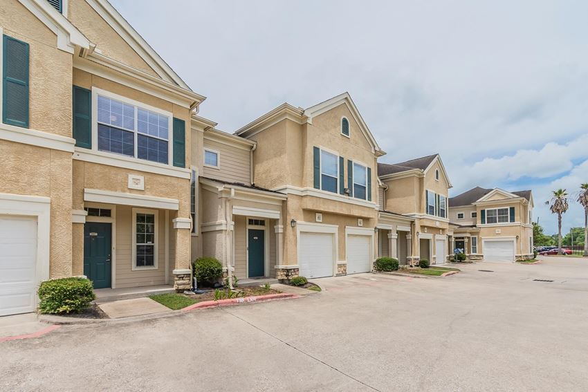 Lakeside Pointe Apartments & Townhomes, 2920 Oak Road, Pearland, TX
